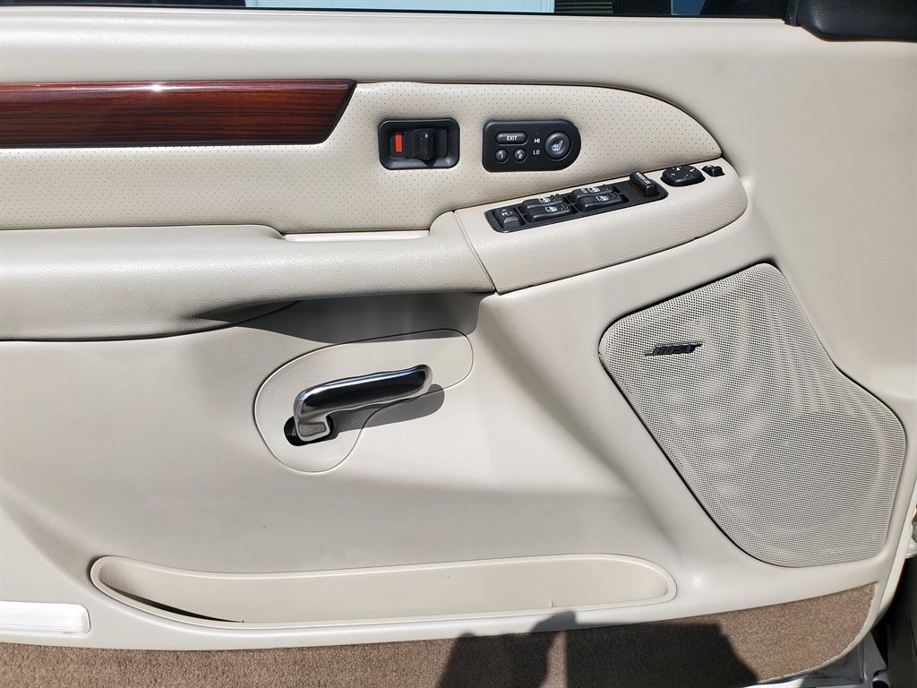 2002 Cadillac Escalade photo