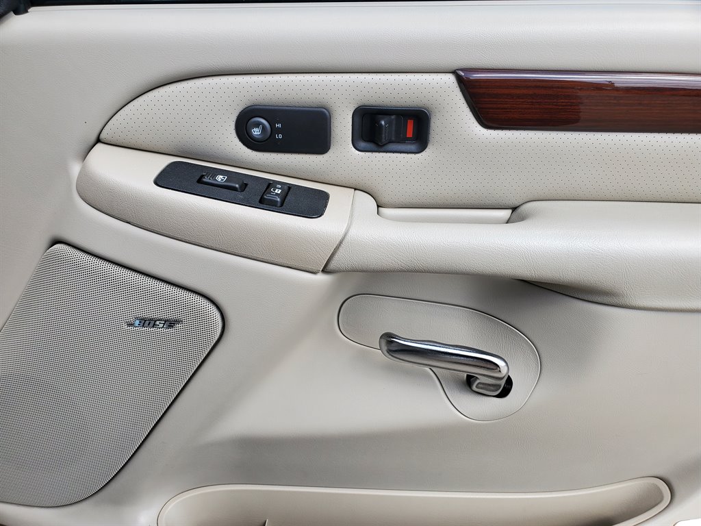 2002 Cadillac Escalade photo