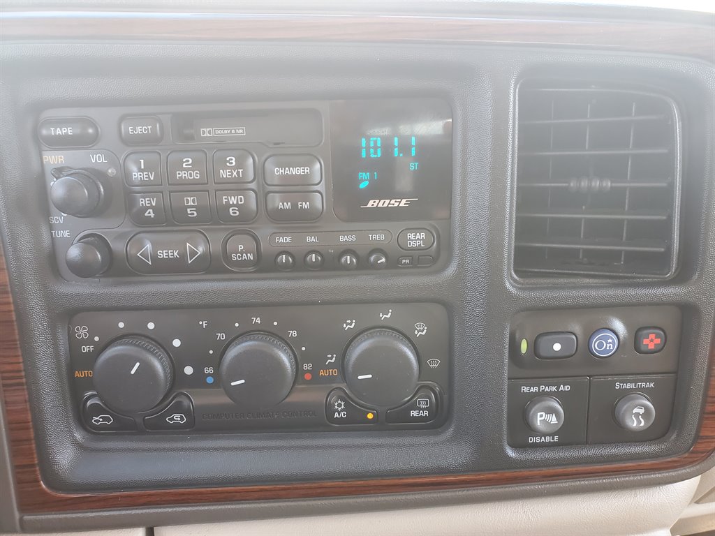 2002 Cadillac Escalade photo