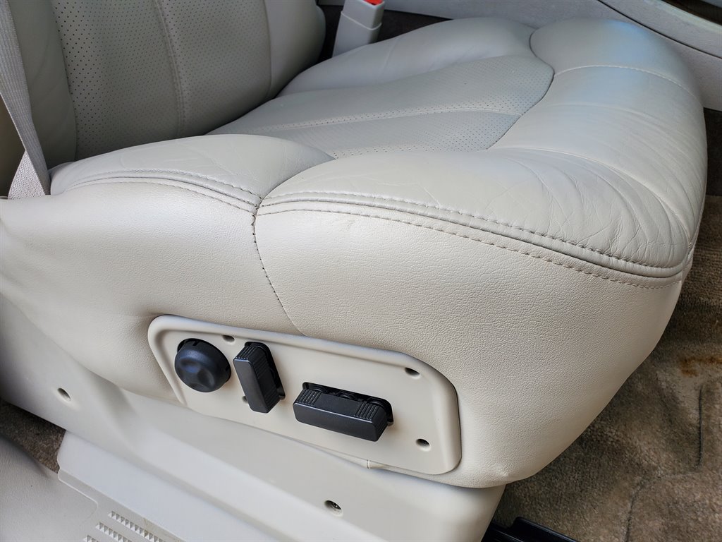 2002 Cadillac Escalade photo
