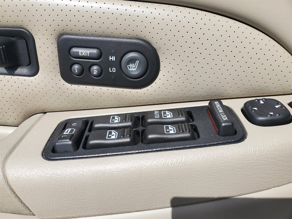 2002 Cadillac Escalade photo