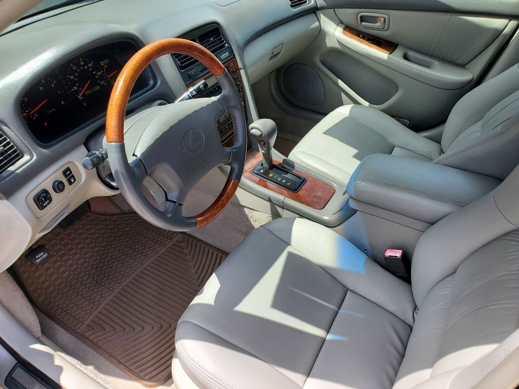 2001 Lexus ES - $4,750
