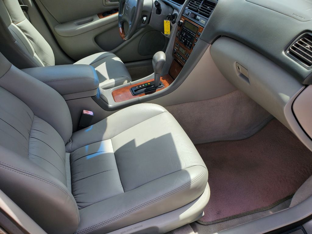 2001 Lexus ES - $4,750