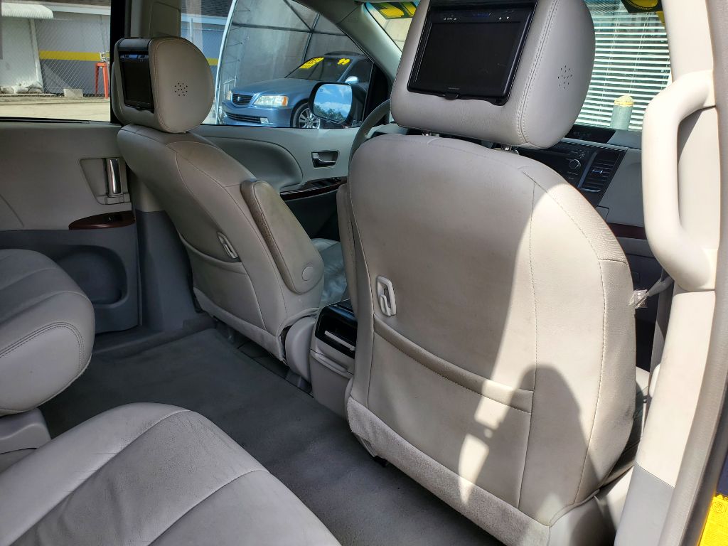 2012 Toyota Sienna - $8,750
