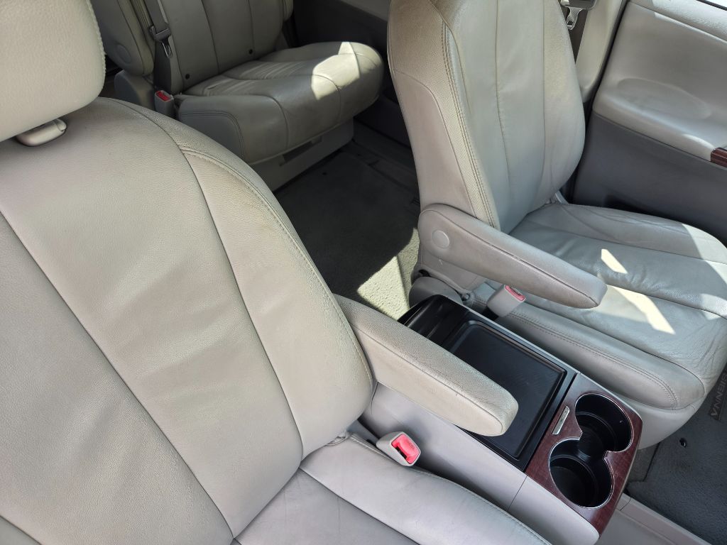 2012 Toyota Sienna - $7,750
