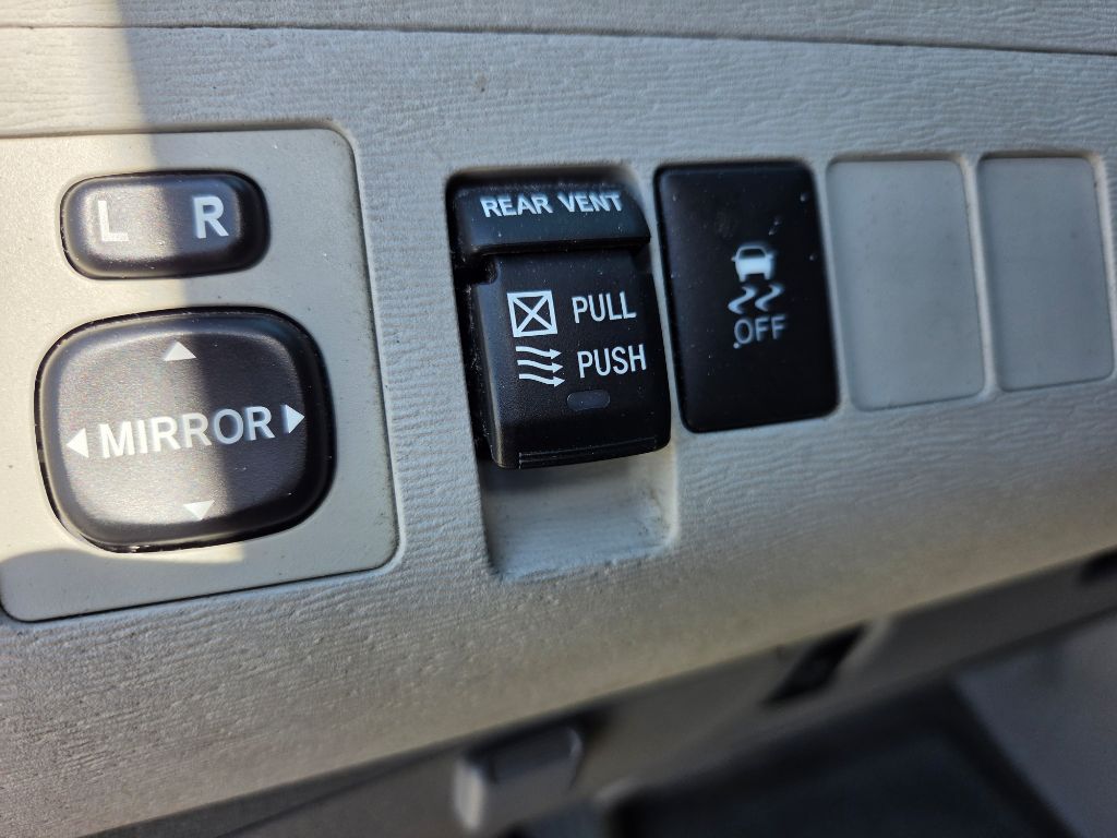 2012 Toyota Sienna - $8,250