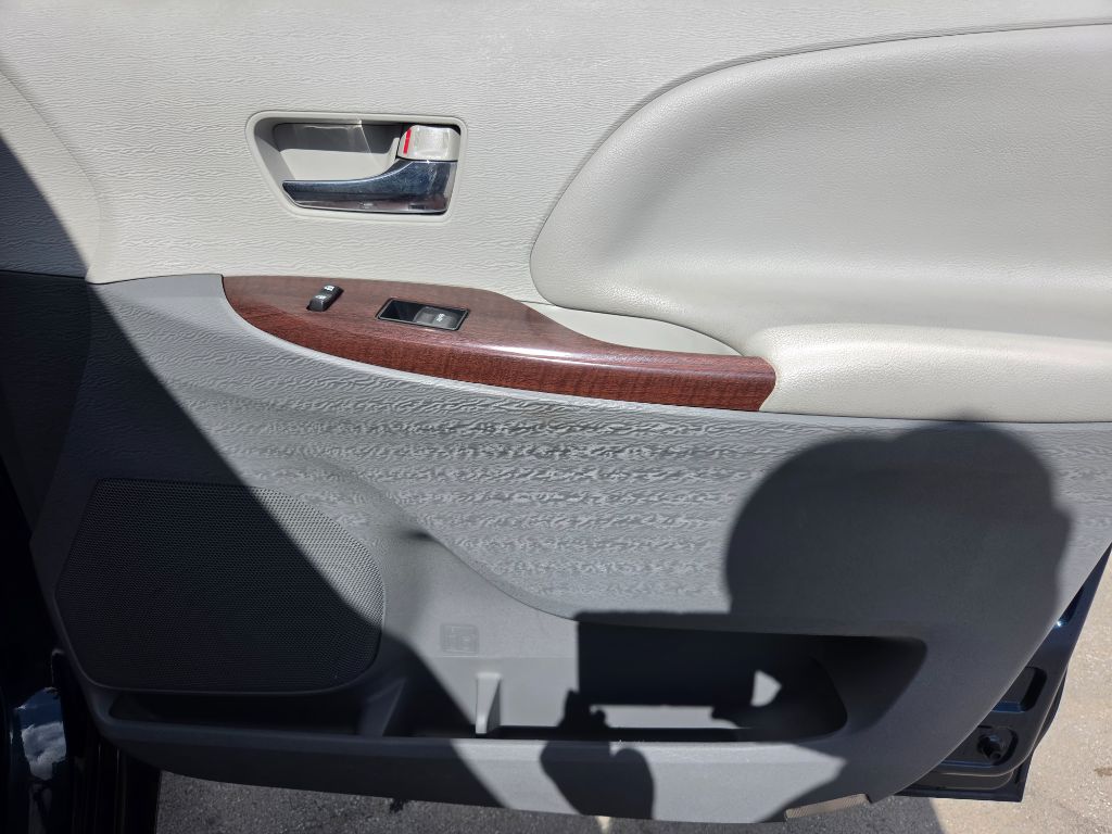 2012 Toyota Sienna - $7,750