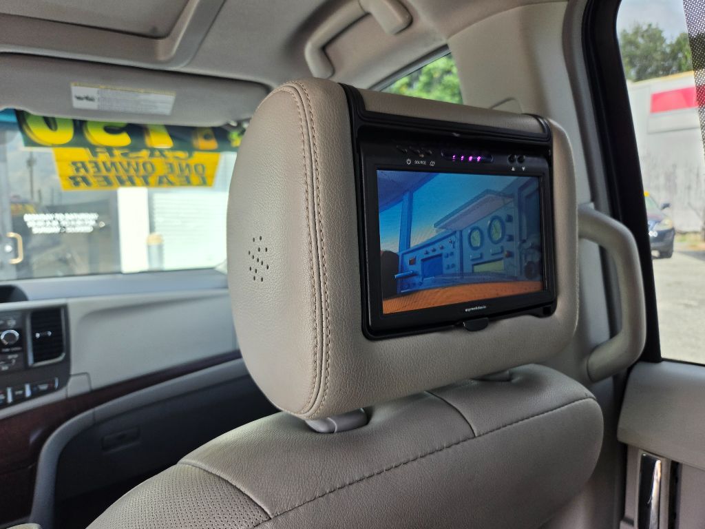 2012 Toyota Sienna - $7,750