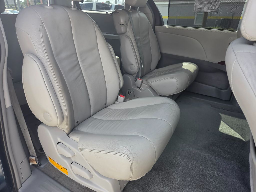 2012 Toyota Sienna - $7,750
