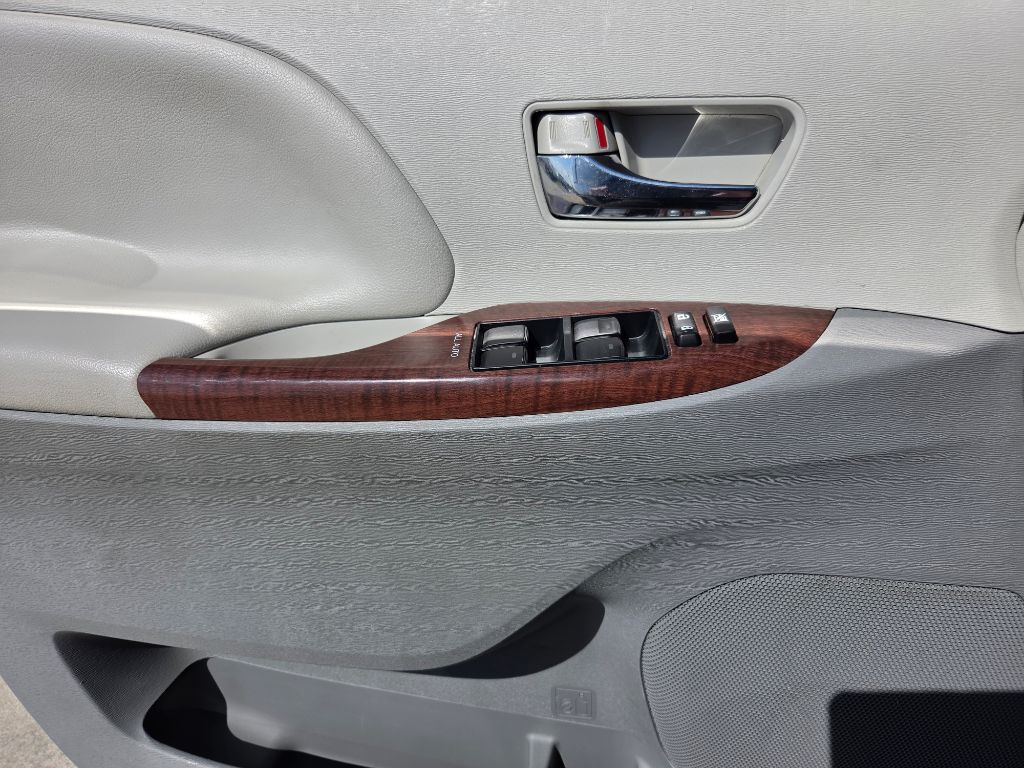 2012 Toyota Sienna - $8,250