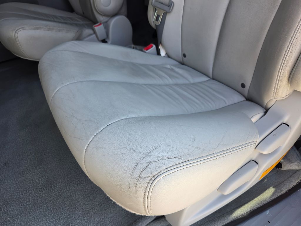2012 Toyota Sienna - $8,250