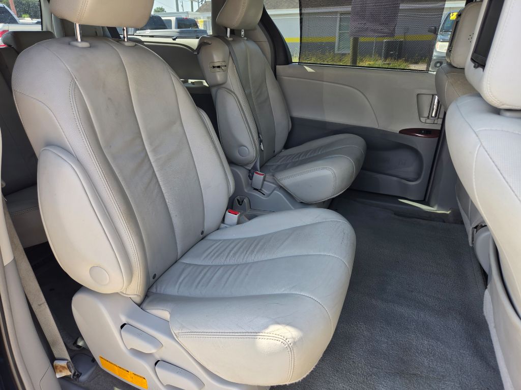 2012 Toyota Sienna - $8,250
