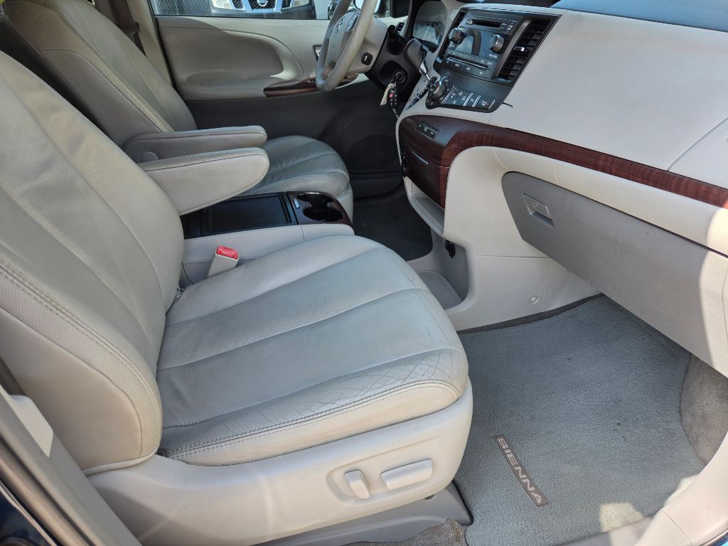 2012 Toyota Sienna - $8,250