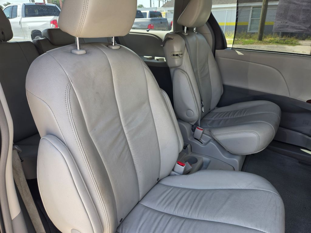 2012 Toyota Sienna - $8,250