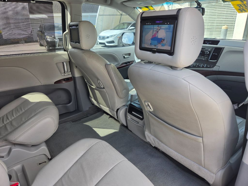 2012 Toyota Sienna - $7,750