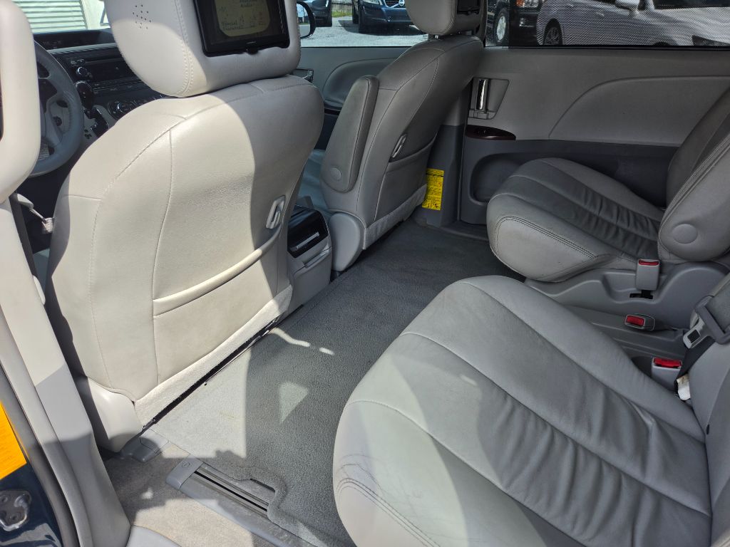 2012 Toyota Sienna - $7,750