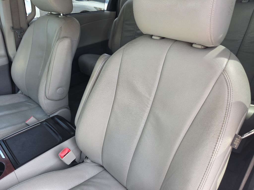 2012 Toyota Sienna - $7,750