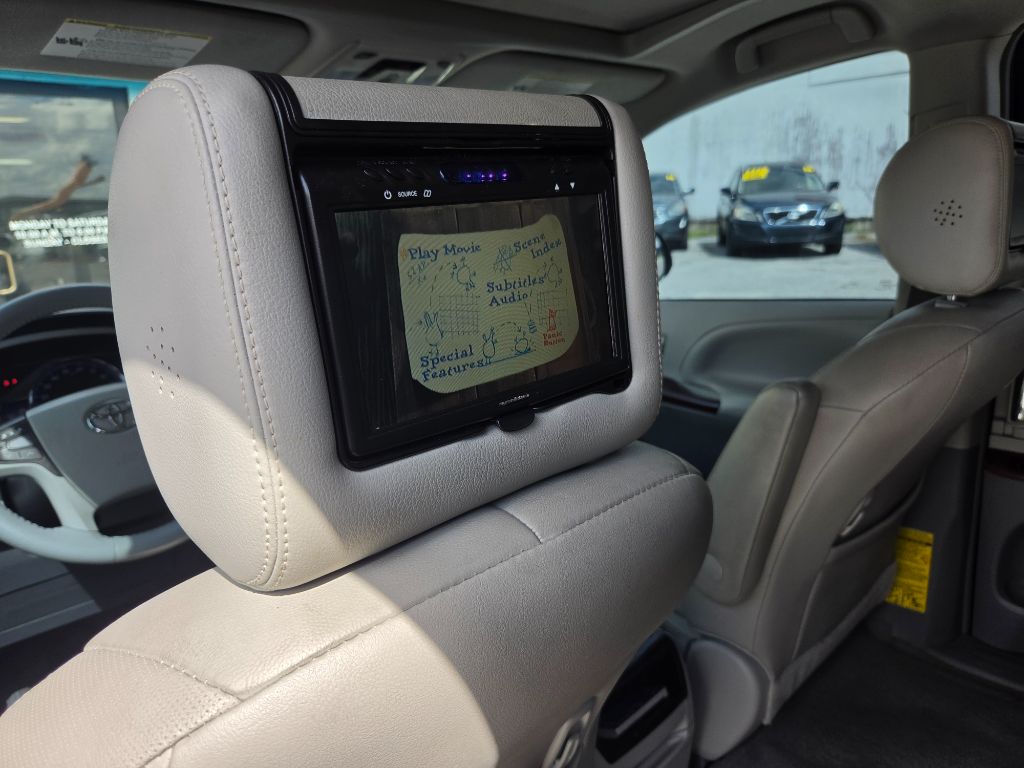 2012 Toyota Sienna - $7,750