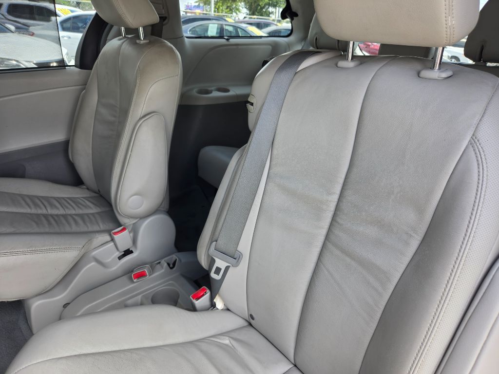 2012 Toyota Sienna - $7,750