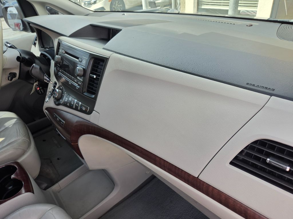 2012 Toyota Sienna - $7,750