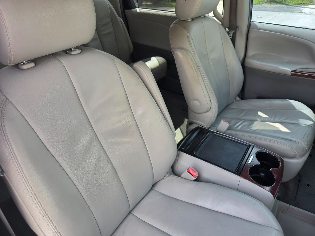 2012 Toyota Sienna - $7,750