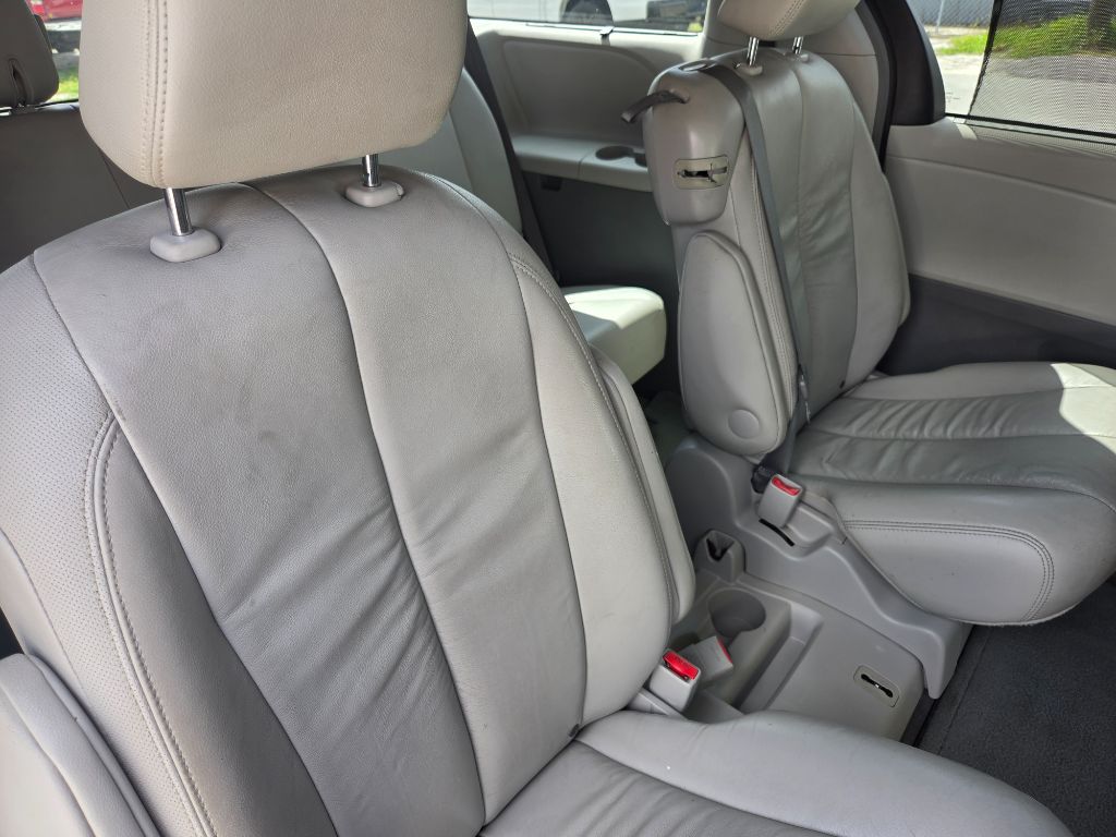 2012 Toyota Sienna - $7,750