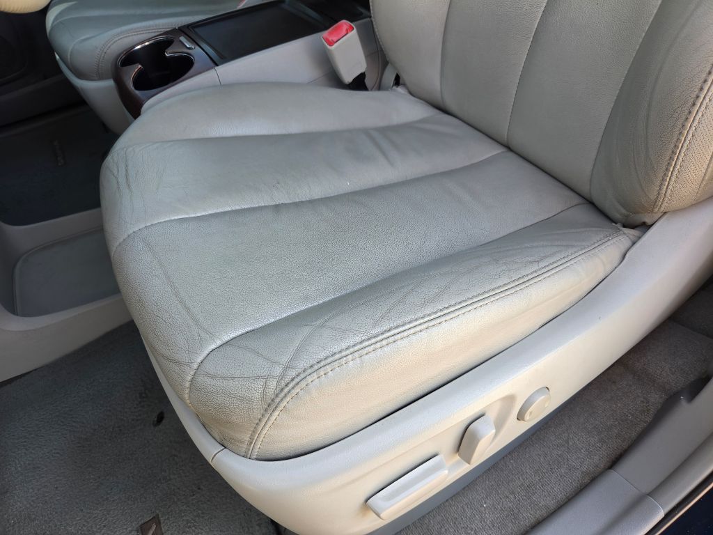 2012 Toyota Sienna - $8,250