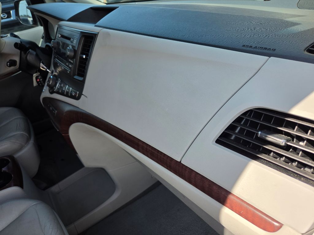 2012 Toyota Sienna - $8,250