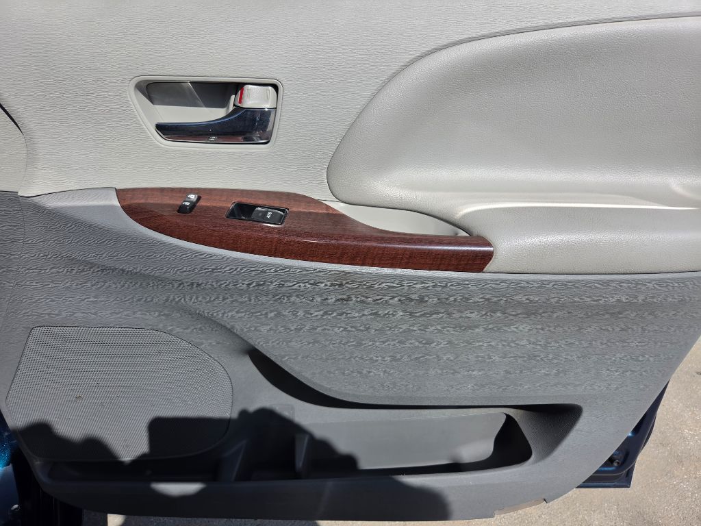2012 Toyota Sienna - $8,250