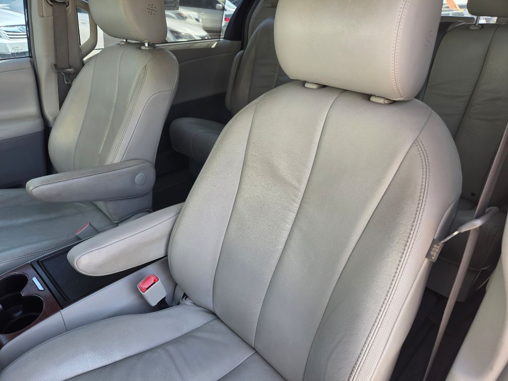 2012 Toyota Sienna - $8,250