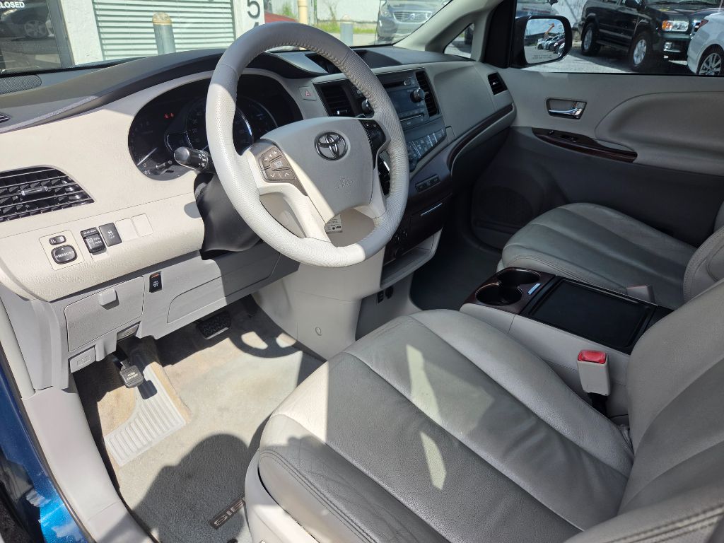 2012 Toyota Sienna - $7,750