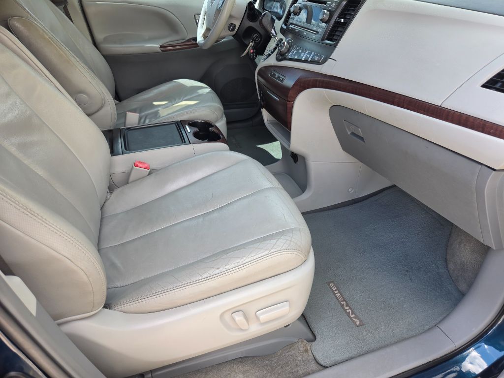 2012 Toyota Sienna - $7,750
