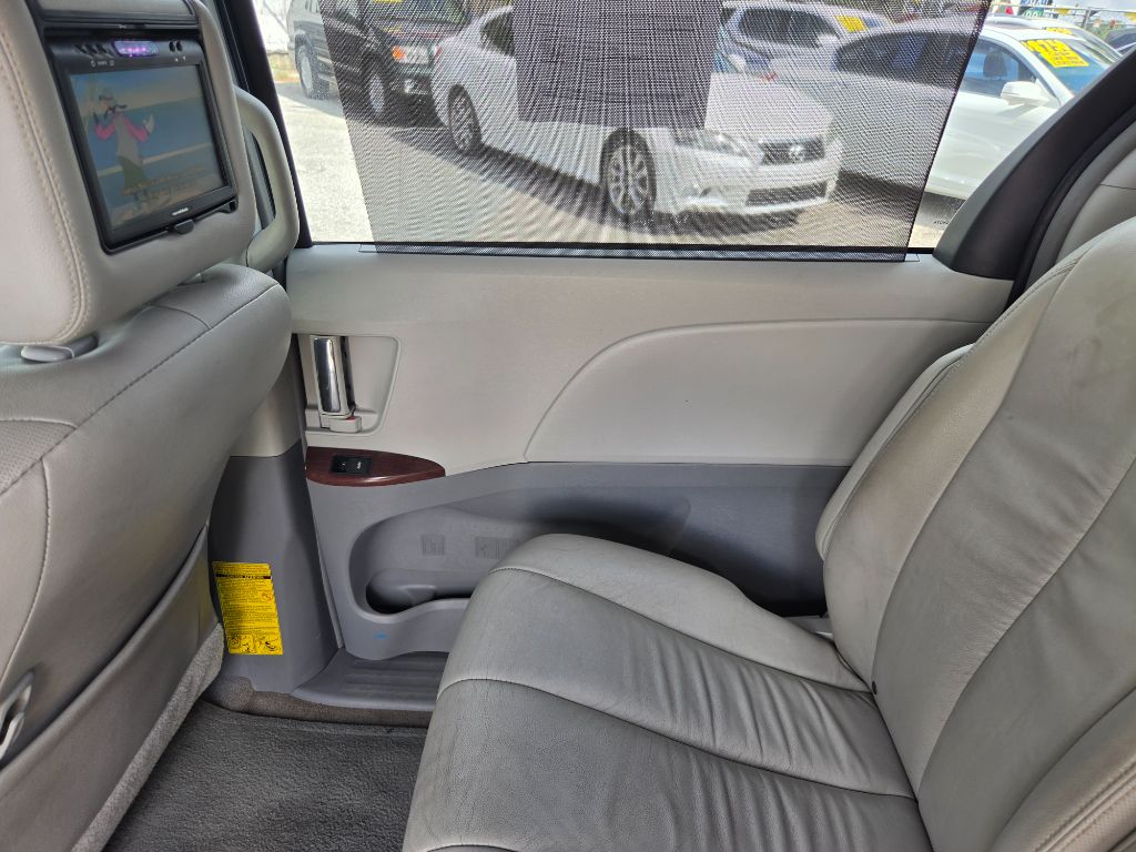2012 Toyota Sienna - $7,750