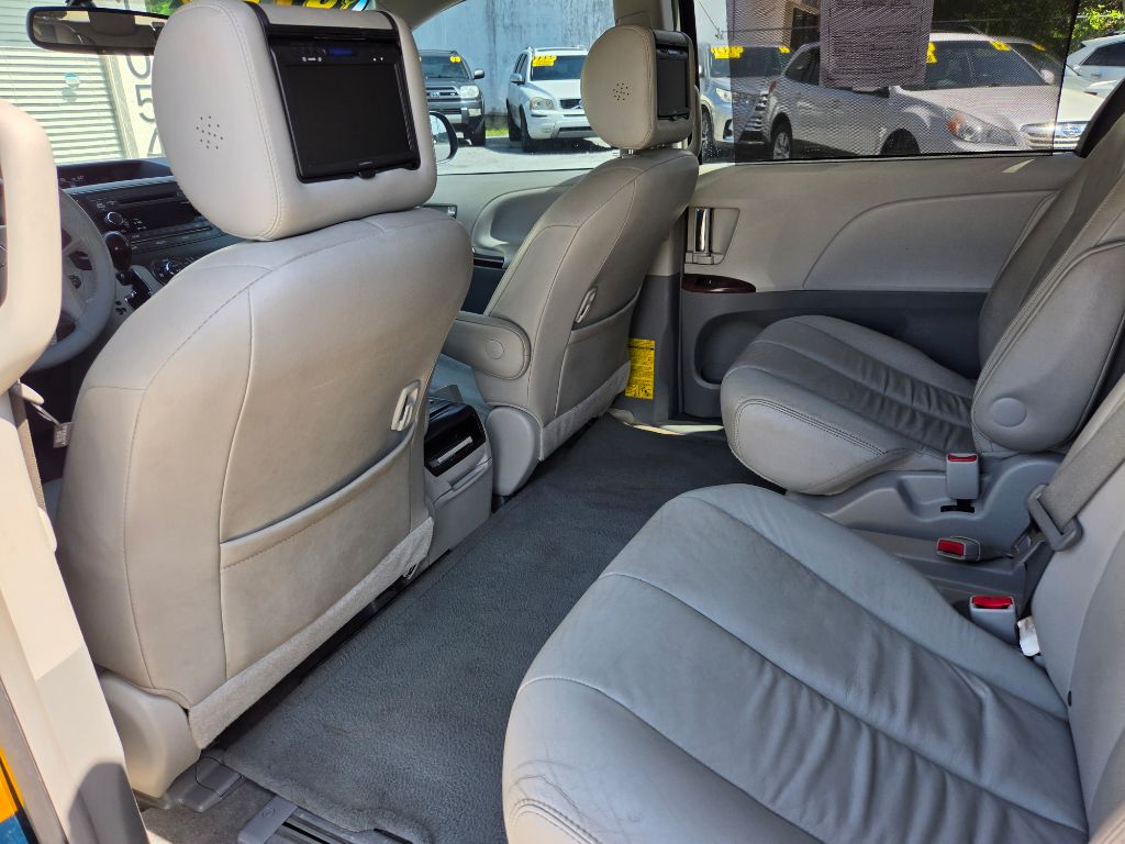 2012 Toyota Sienna - $8,250