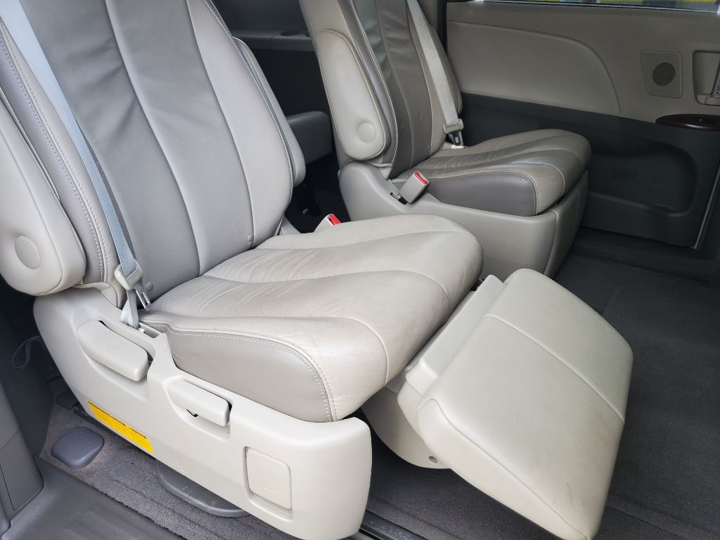 2014 Toyota Sienna - $9,750
