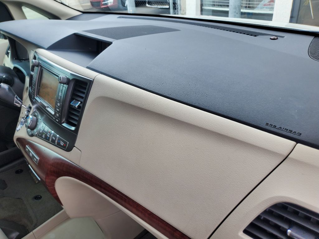 2014 Toyota Sienna - $9,750