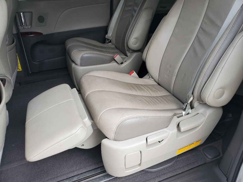 2014 Toyota Sienna - $9,750