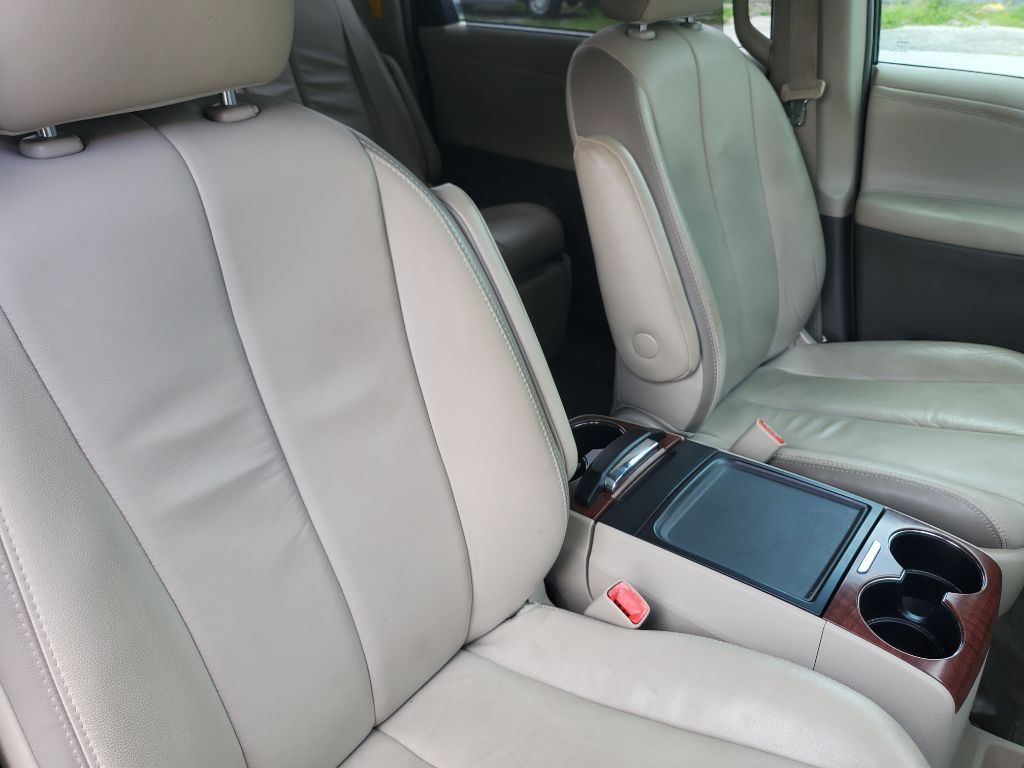 2014 Toyota Sienna - $9,750