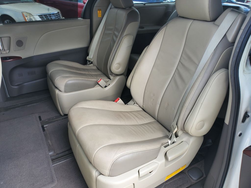 2014 Toyota Sienna - $9,750