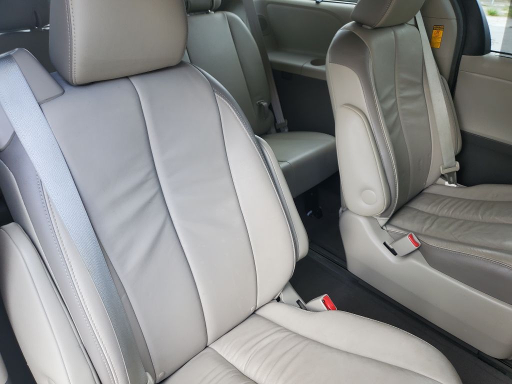 2014 Toyota Sienna - $9,750