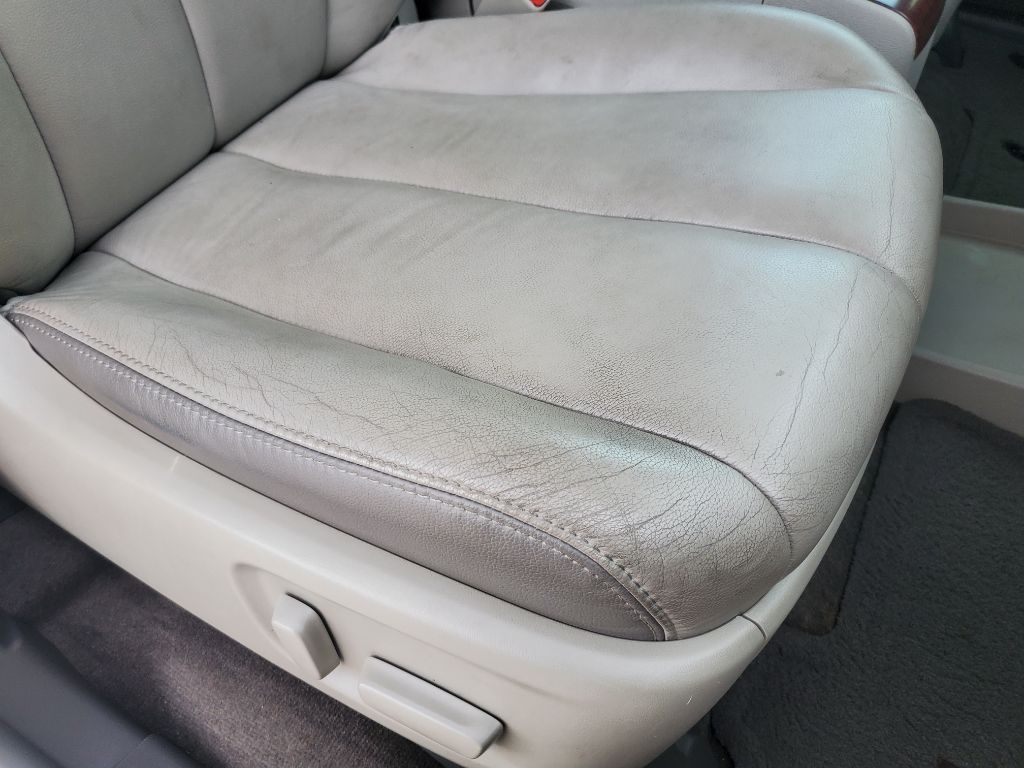 2014 Toyota Sienna - $9,750