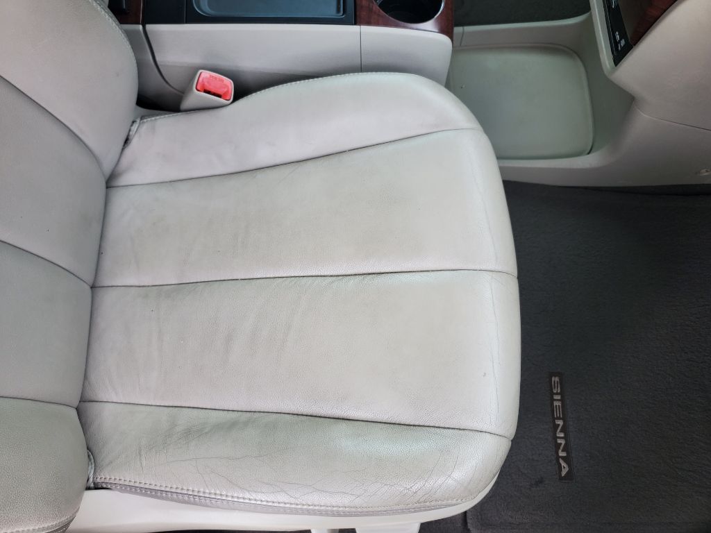 2014 Toyota Sienna - $9,750