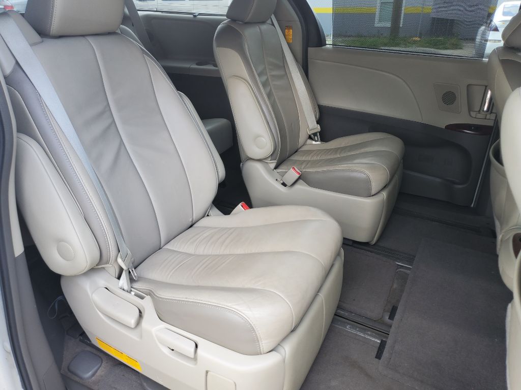 2014 Toyota Sienna - $9,750