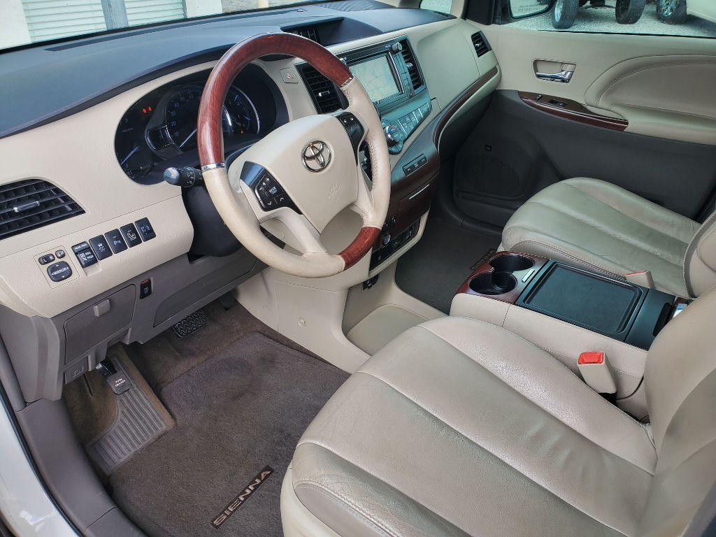 2014 Toyota Sienna - $9,750