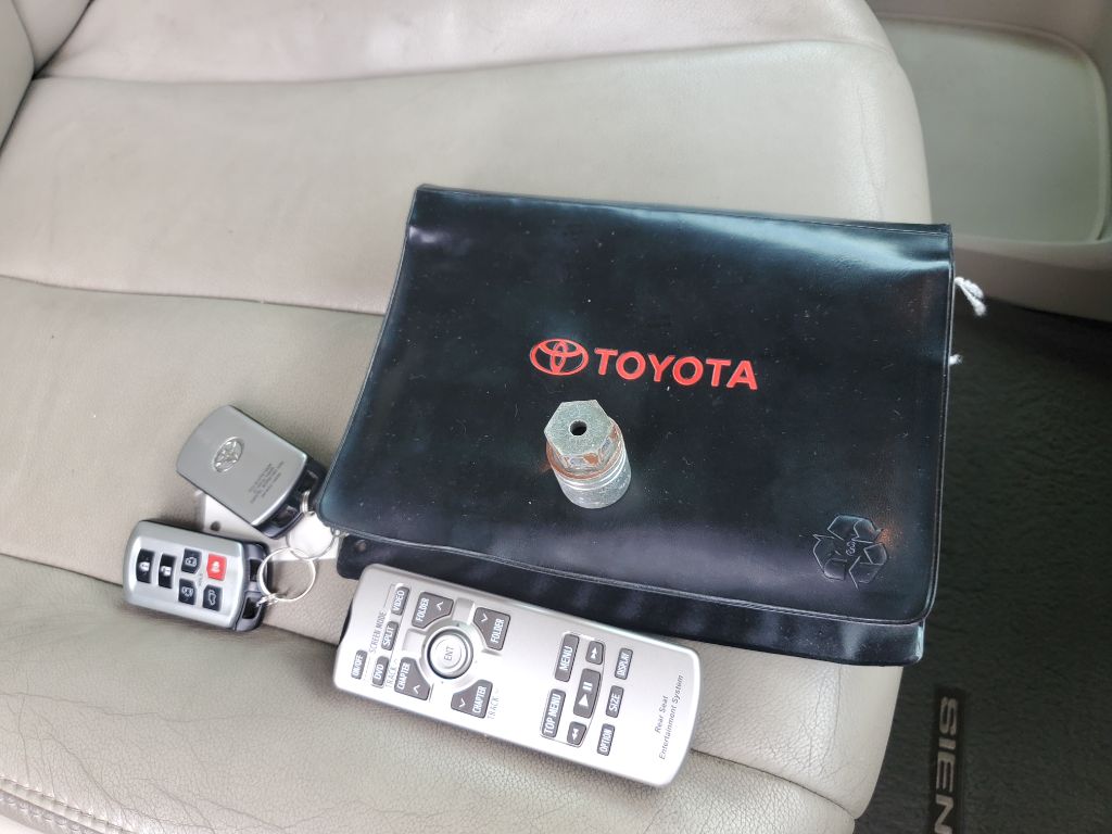 2014 Toyota Sienna - $9,750