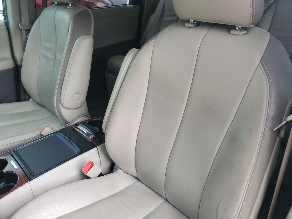 2014 Toyota Sienna - $9,750