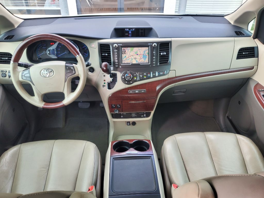 2014 Toyota Sienna - $9,750