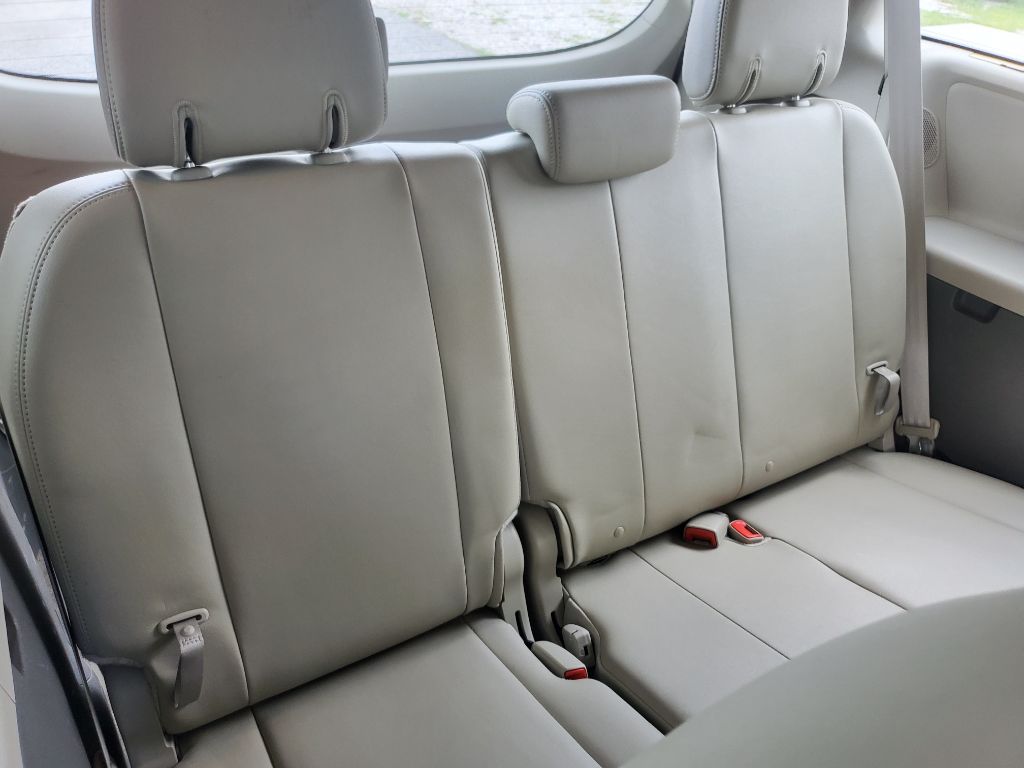 2014 Toyota Sienna - $9,750