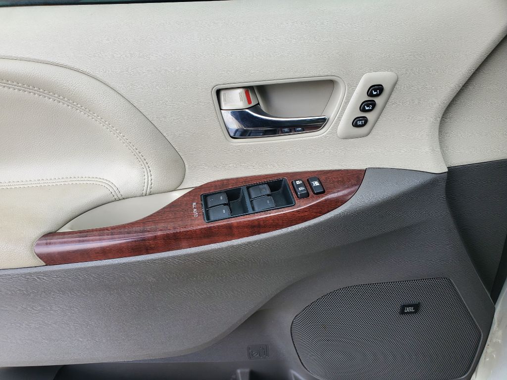 2014 Toyota Sienna - $9,750