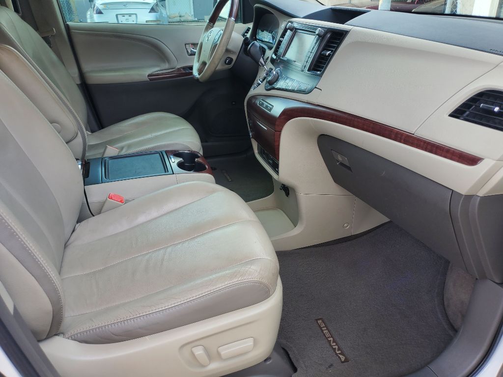 2014 Toyota Sienna - $9,750